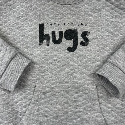 Graues Sweatshirt mit gestepptem Muster und Aufdruck 'here for the hugs' – detail