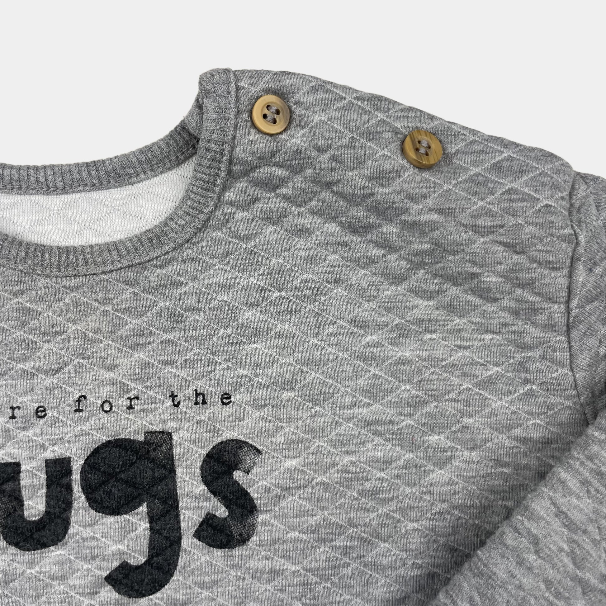 Graues Sweatshirt mit gestepptem Muster und Aufdruck 'here for the hugs' – inside
