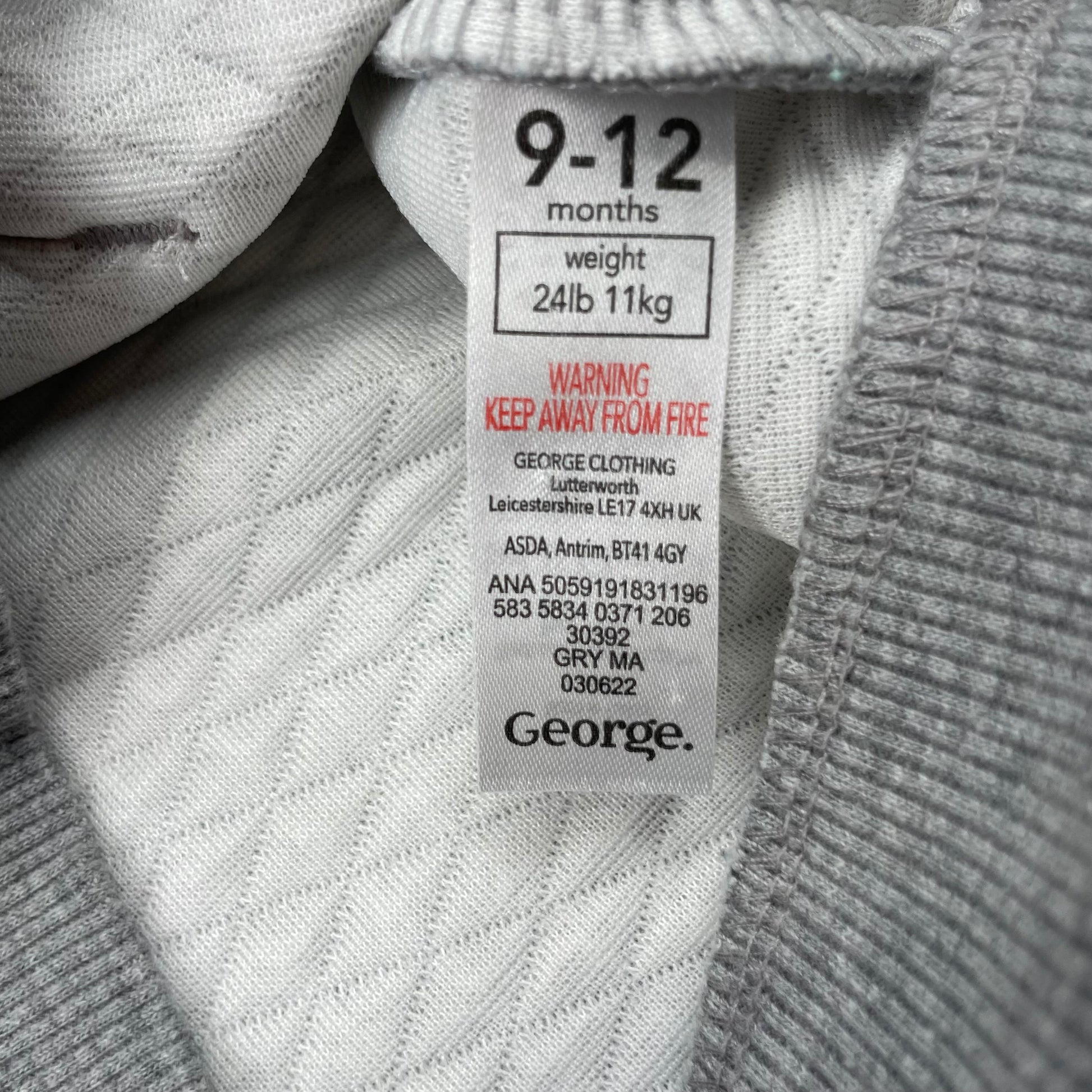 Graues Sweatshirt mit gestepptem Muster und Aufdruck 'here for the hugs' – label