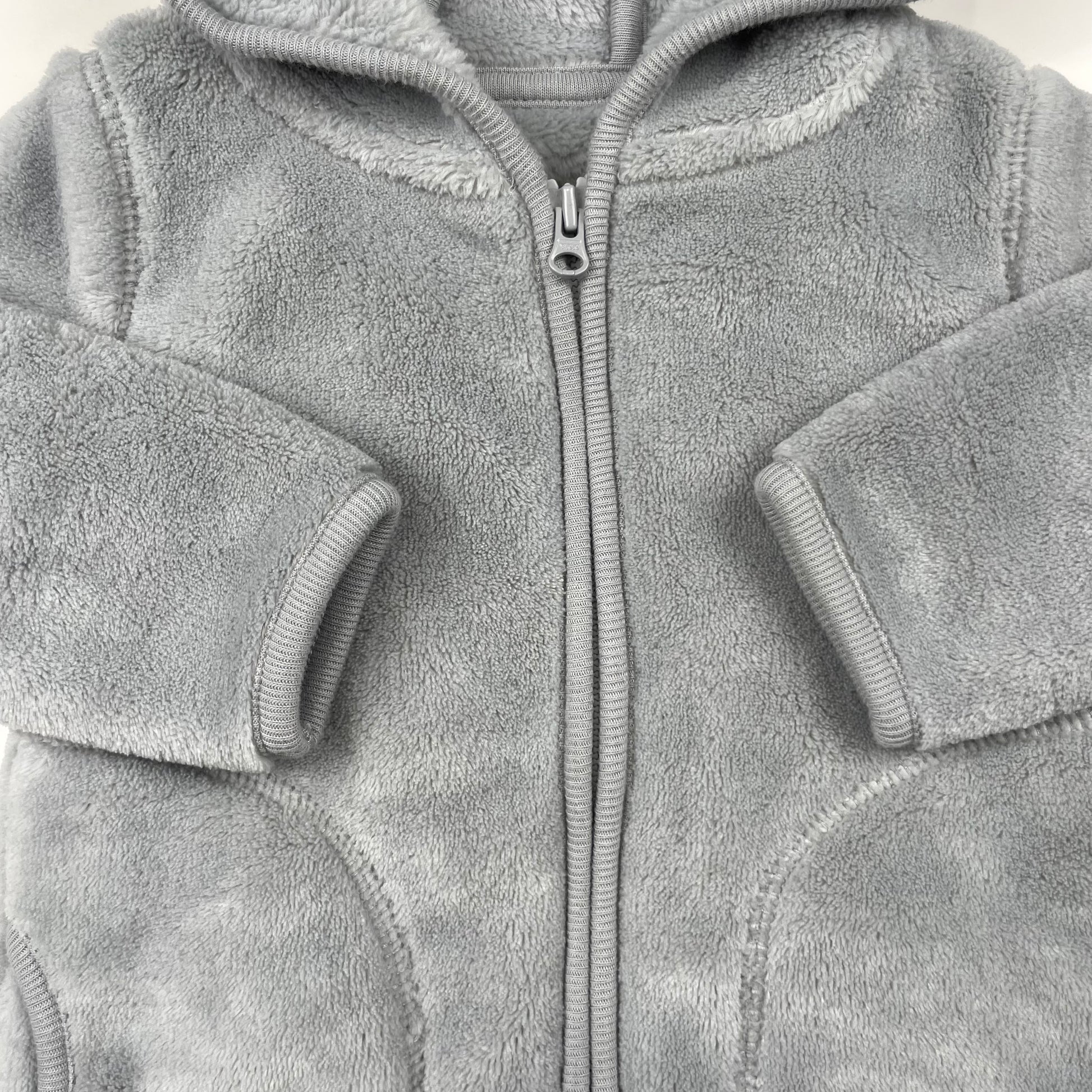 Graue Fleecejacke mit Kapuze und niedlichen Ohren für Babys. – detail
