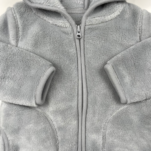 Graue Fleecejacke mit Kapuze und niedlichen Ohren für Babys. – detail