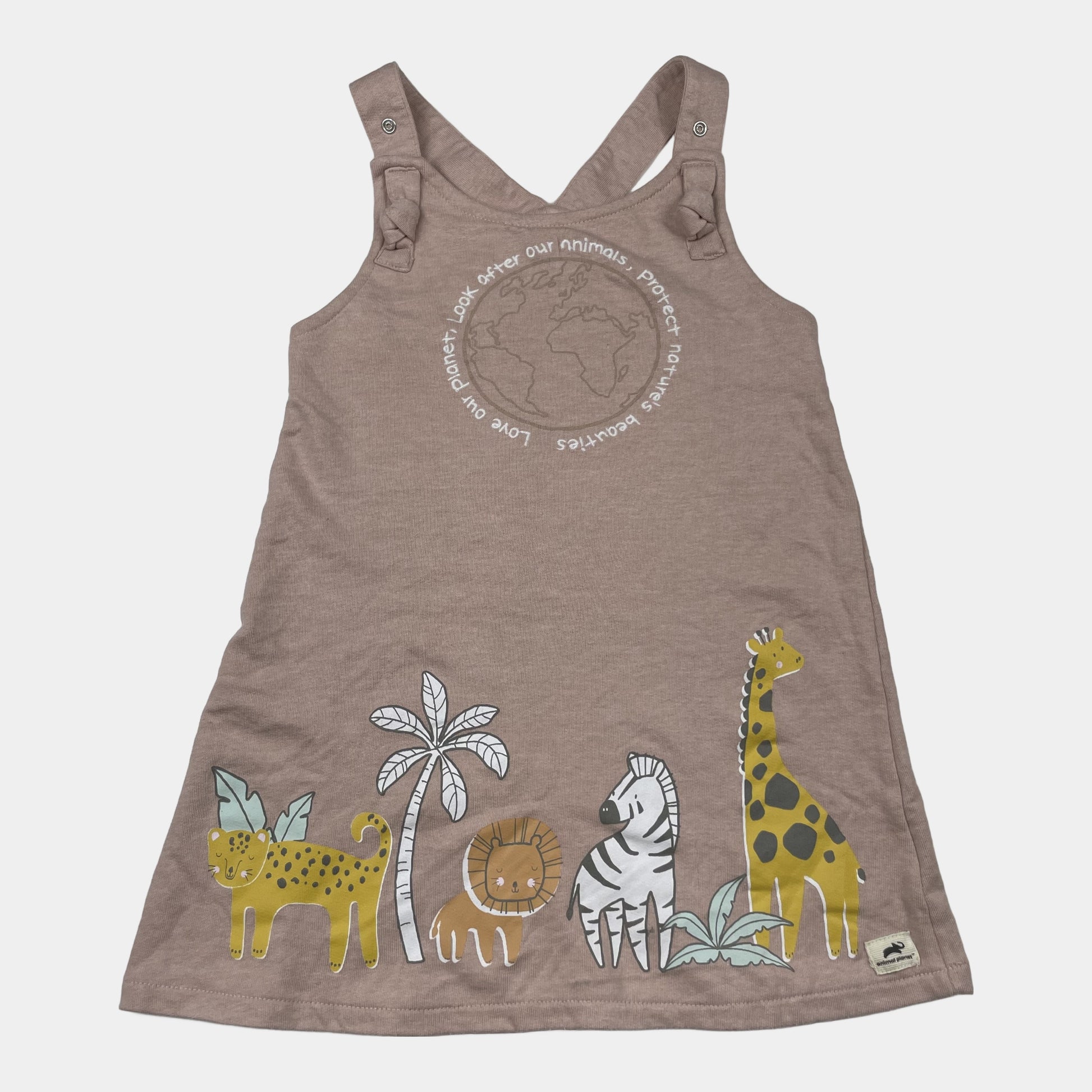 Rosa Kleid mit Tiermotiven, verstellbaren Trägern und Globus-Slogan. – front