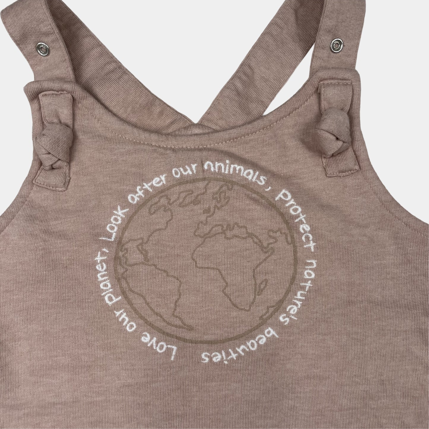 Rosa Kleid mit Tiermotiven, verstellbaren Trägern und Globus-Slogan. – detail