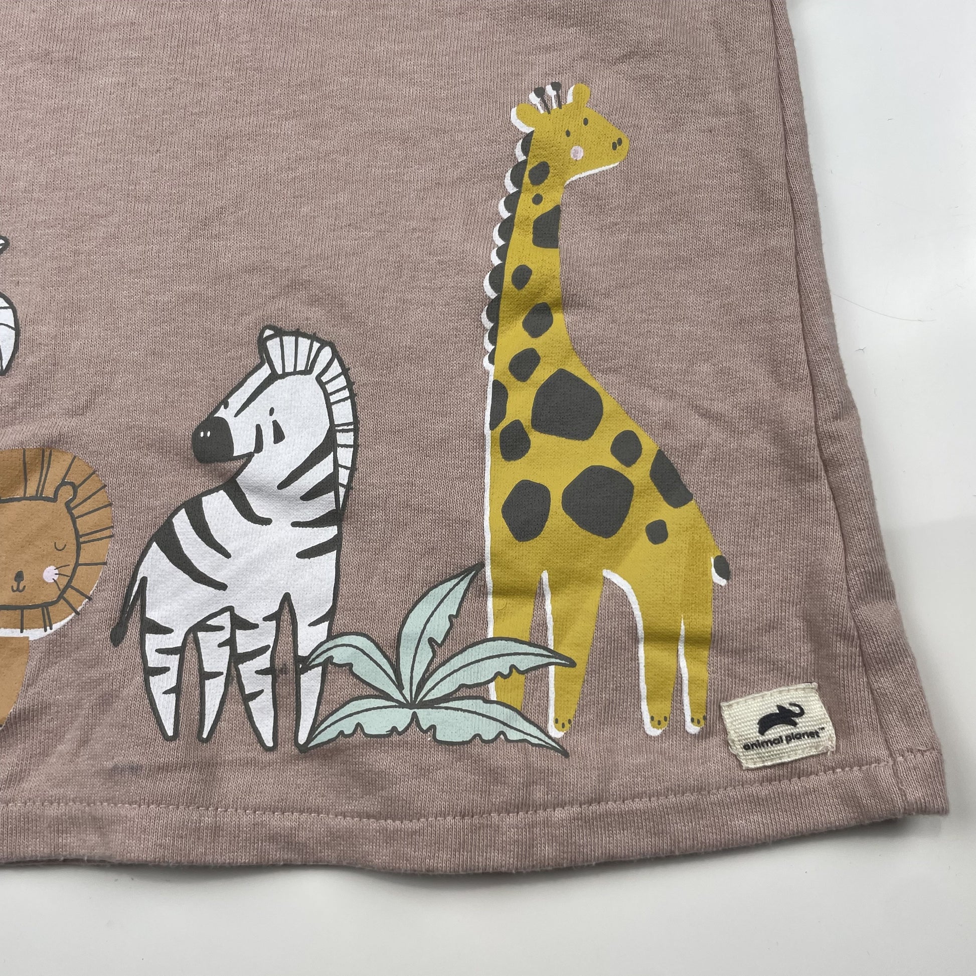 Rosa Kleid mit Tiermotiven, verstellbaren Trägern und Globus-Slogan. – fabric