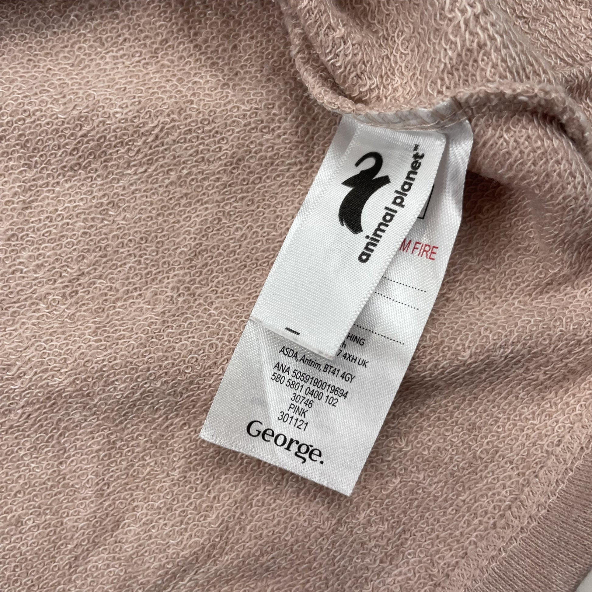 Rosa Kleid mit Tiermotiven, verstellbaren Trägern und Globus-Slogan.