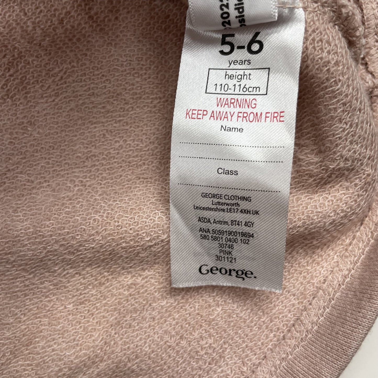 Rosa Kleid mit Tiermotiven, verstellbaren Trägern und Globus-Slogan. – label