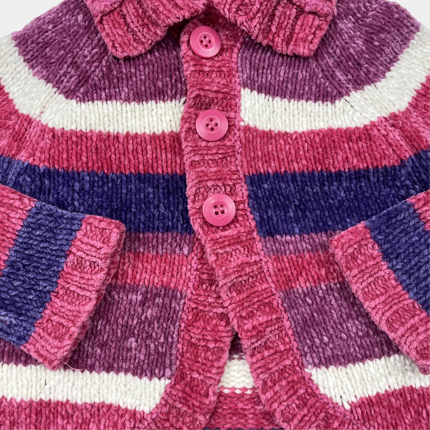 Gestreifte Strickjacke mit Knöpfen in Rosa, Lila und Weiß für Kleinkinder – detail