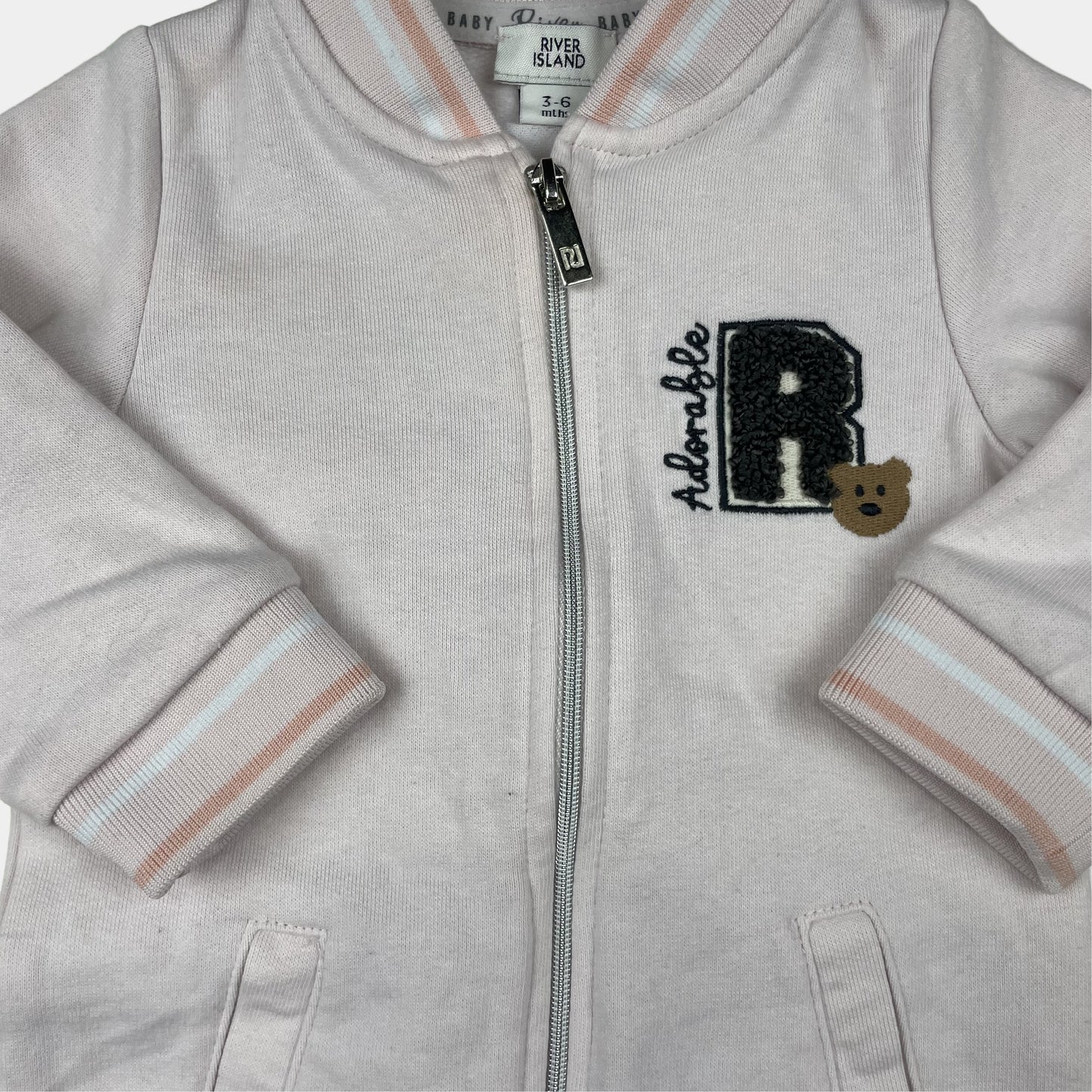 Weißer Polyester-Overall mit niedlichen Teddy-Applikationen – detail