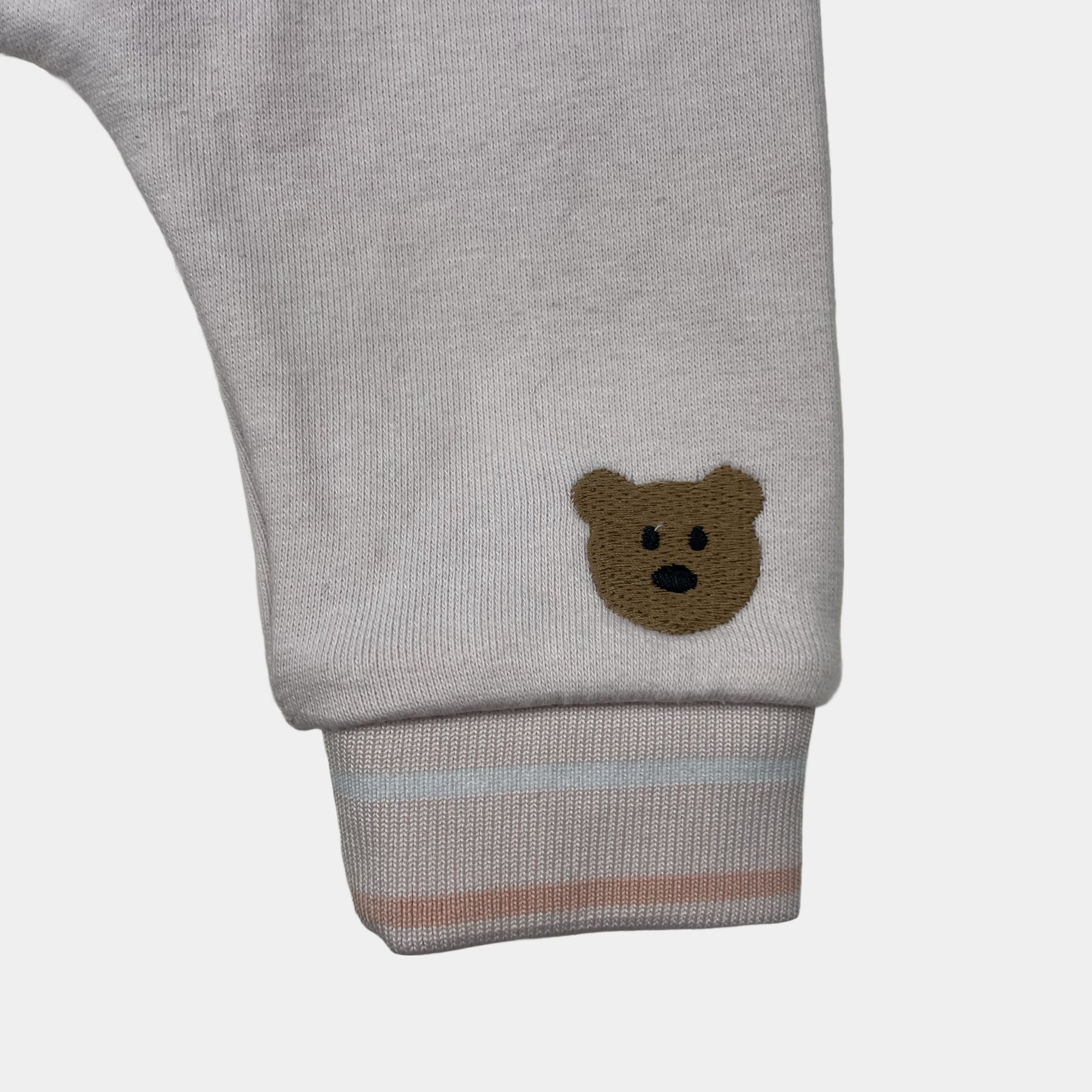 Weißer Polyester-Overall mit niedlichen Teddy-Applikationen – sleeve