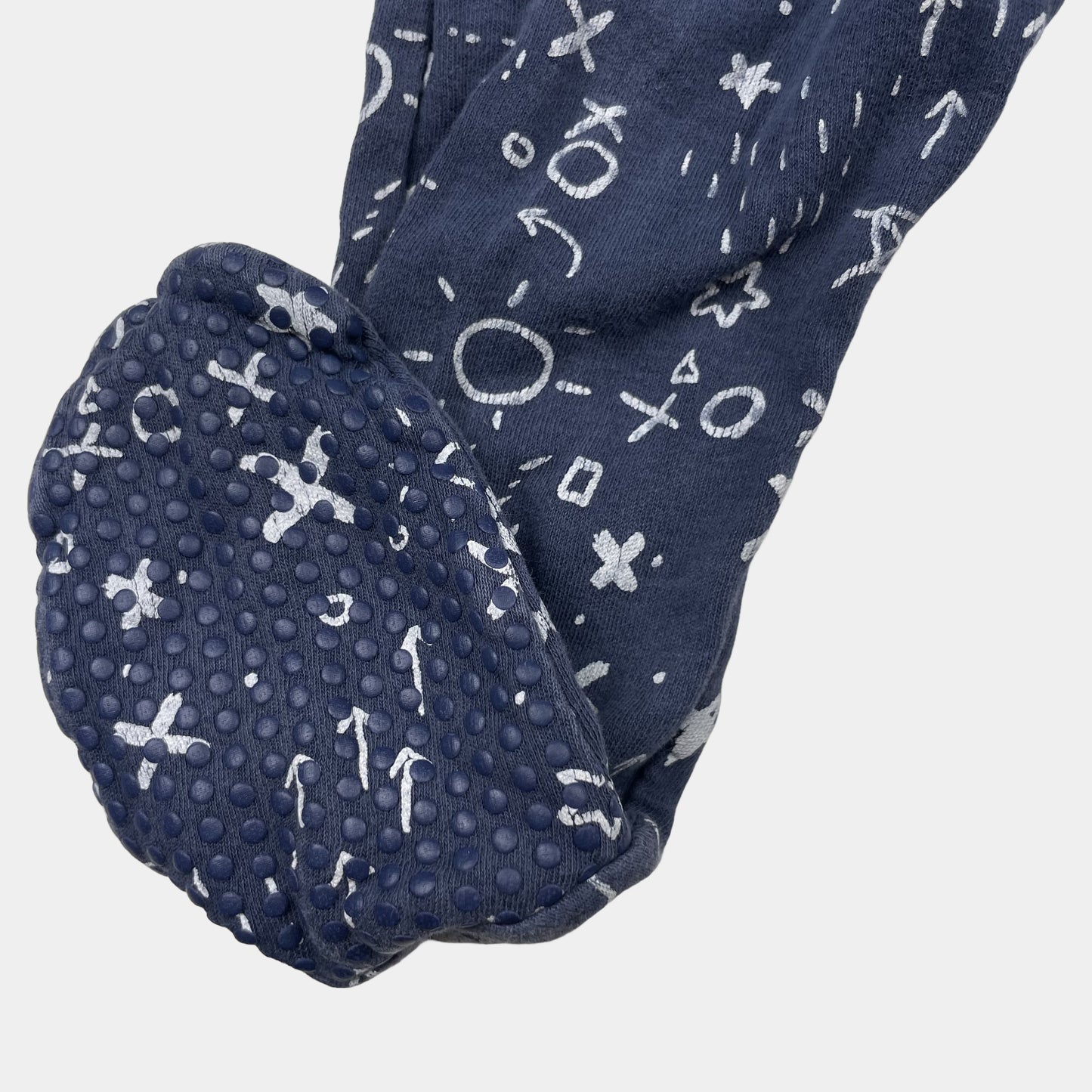 Blauer Overall mit grafischem Muster und Füßen – detail