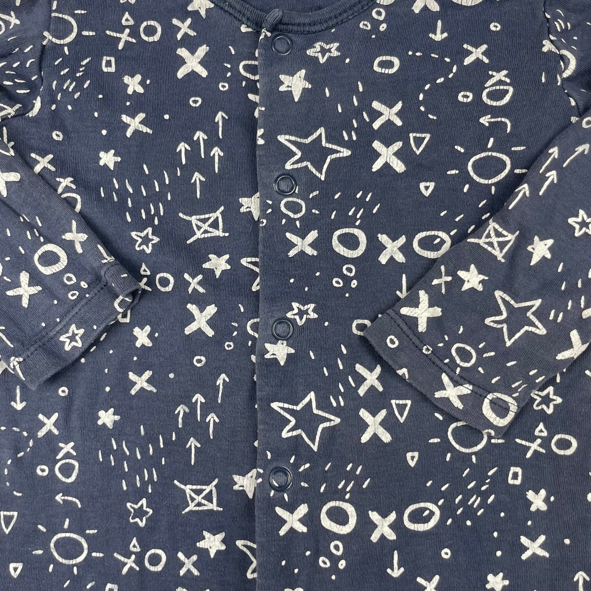 Blauer Overall mit grafischem Muster und Füßen – fabric