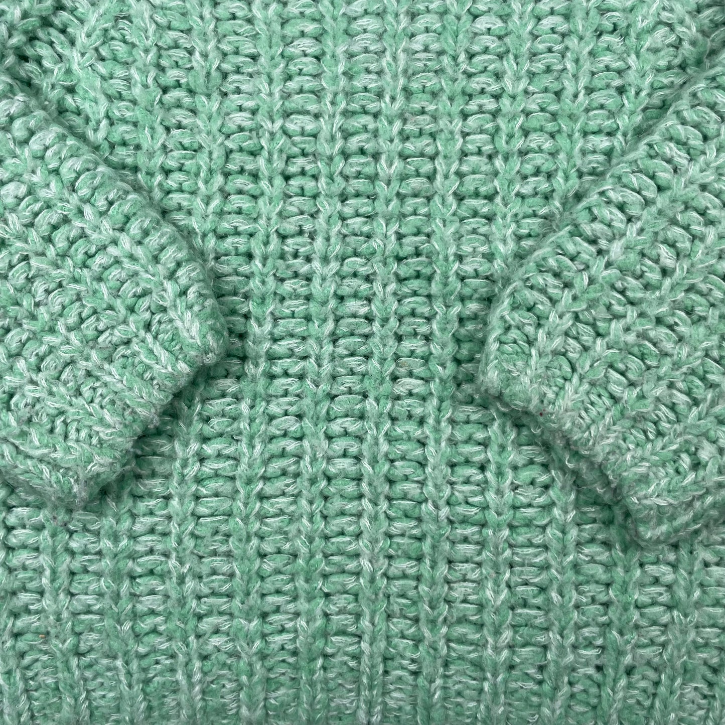 Grüner Strickpullover für Kinder im Alter von 9 Jahren mit Raglanärmeln – detail