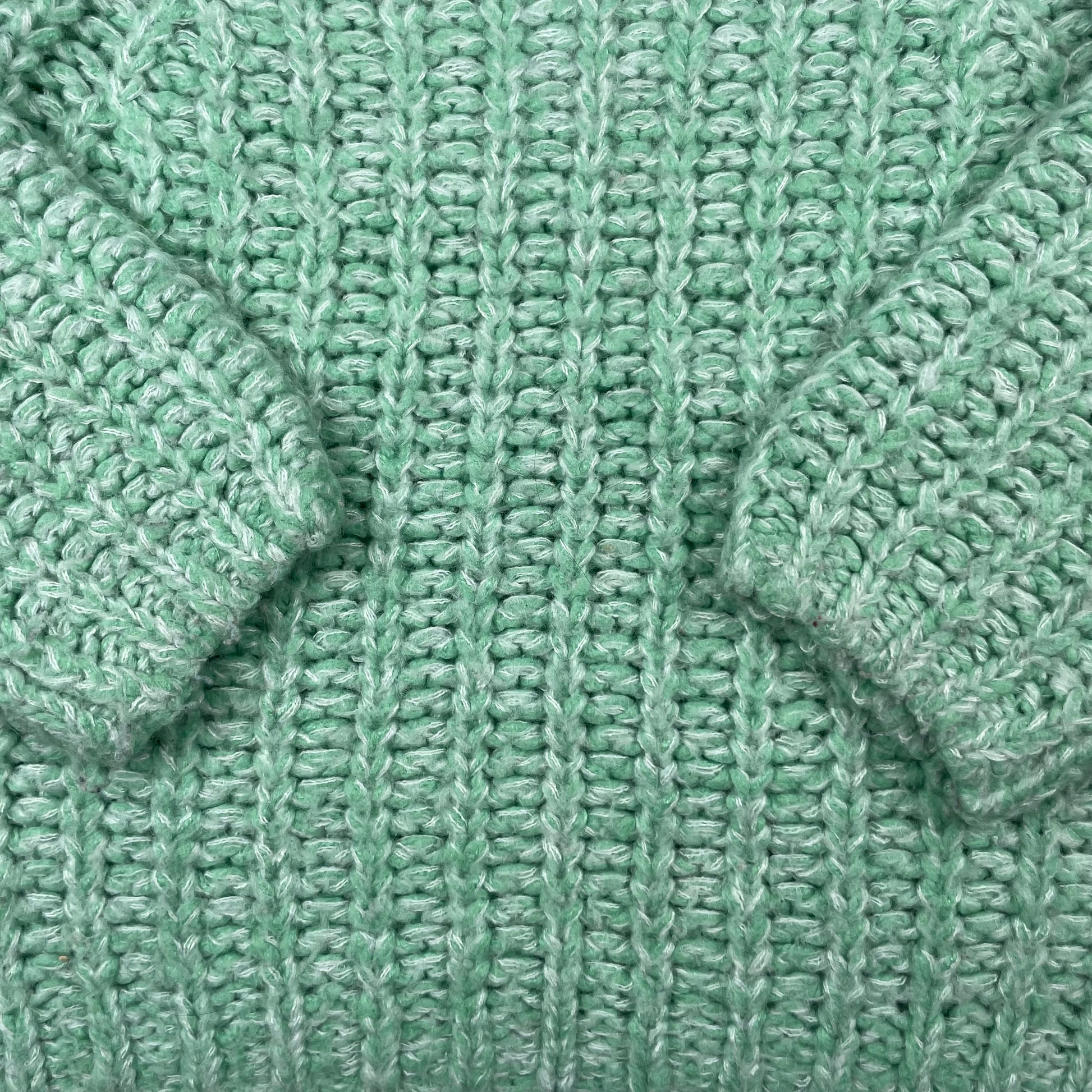 Grüner Strickpullover für Kinder im Alter von 9 Jahren mit Raglanärmeln – detail