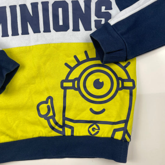 Blauer Kapuzenpullover mit Minions-Motiv und gelben Akzenten – detail