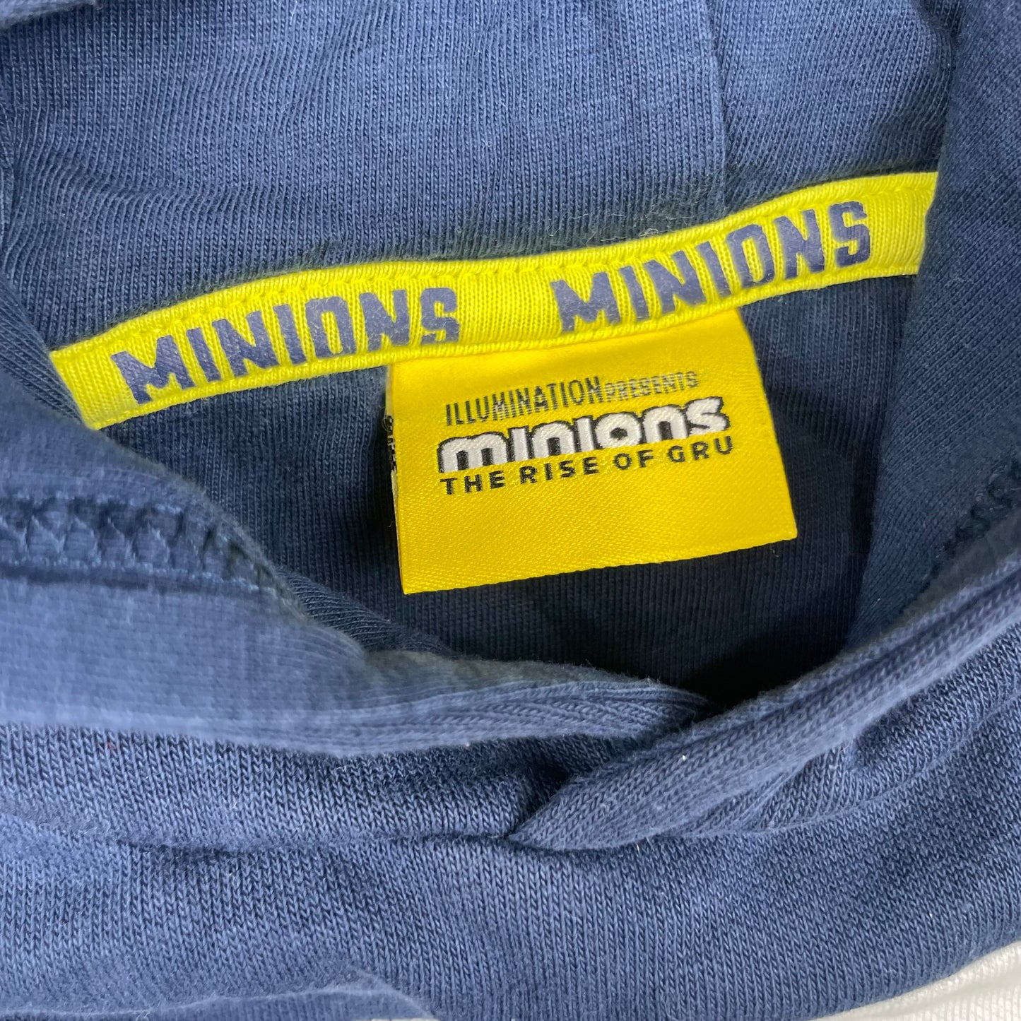 Blauer Kapuzenpullover mit Minions-Motiv und gelben Akzenten – label