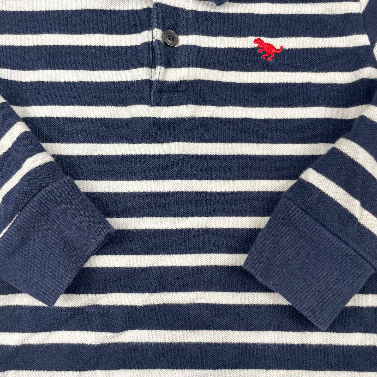 Gestreiftes dunkelblau-weißes Langarm-Poloshirt für Kinder mit gesticktem Logo – detail