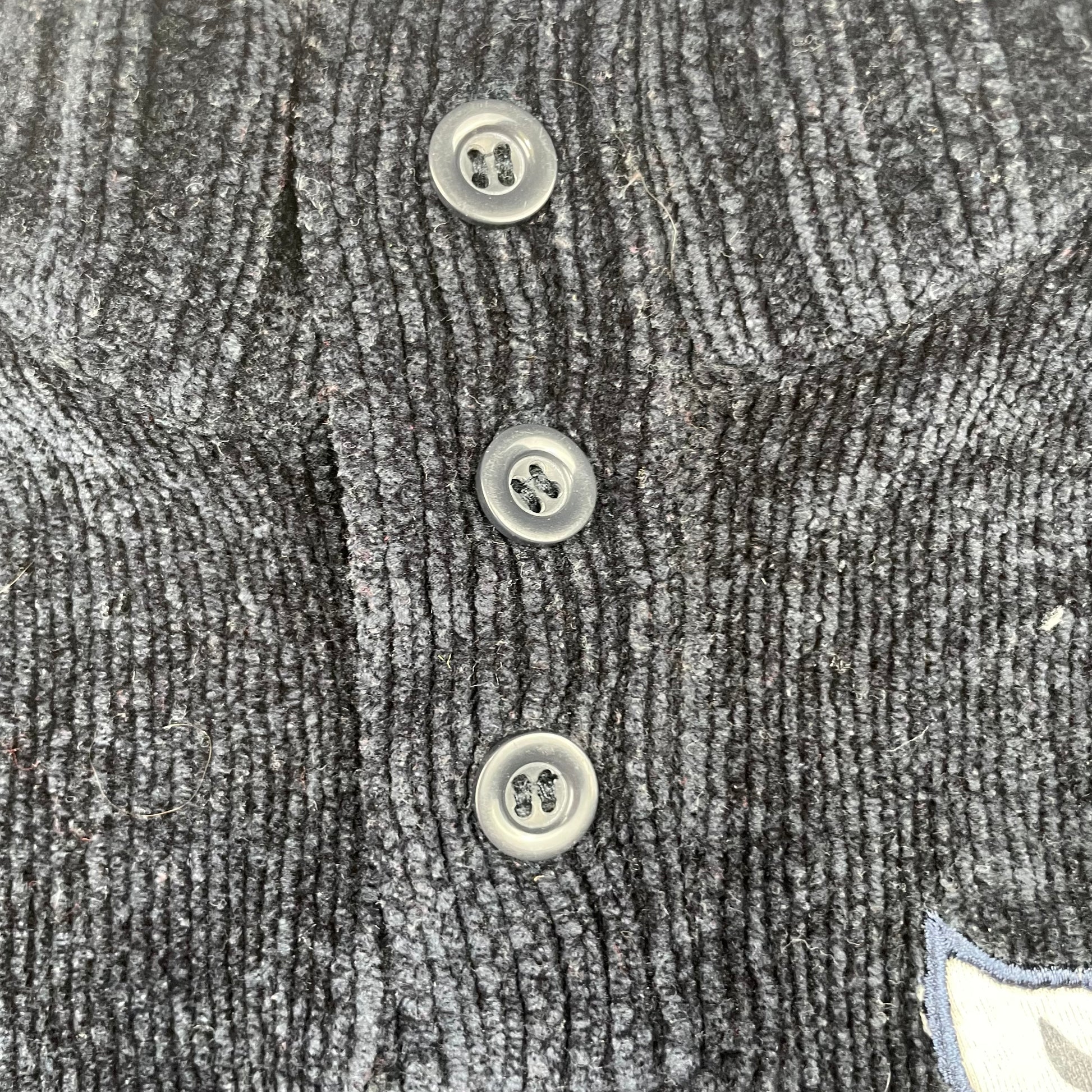 Schwarzer Lupilu Kinderpullover mit Tiermotiv und Knopfleiste – close‑up