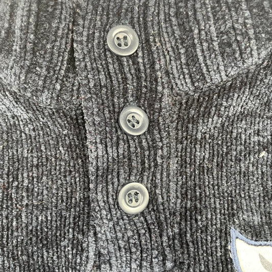 Schwarzer Lupilu Kinderpullover mit Tiermotiv und Knopfleiste – close‑up