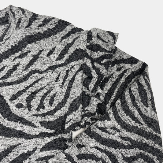 Grauer Pullover mit Zebramuster und Rüschen an den Schultern – fabric