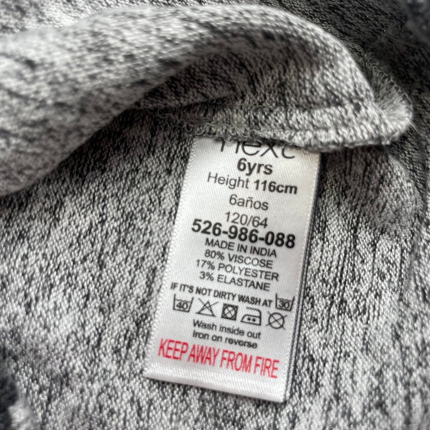 Grauer Pullover mit Zebramuster und Rüschen an den Schultern – label
