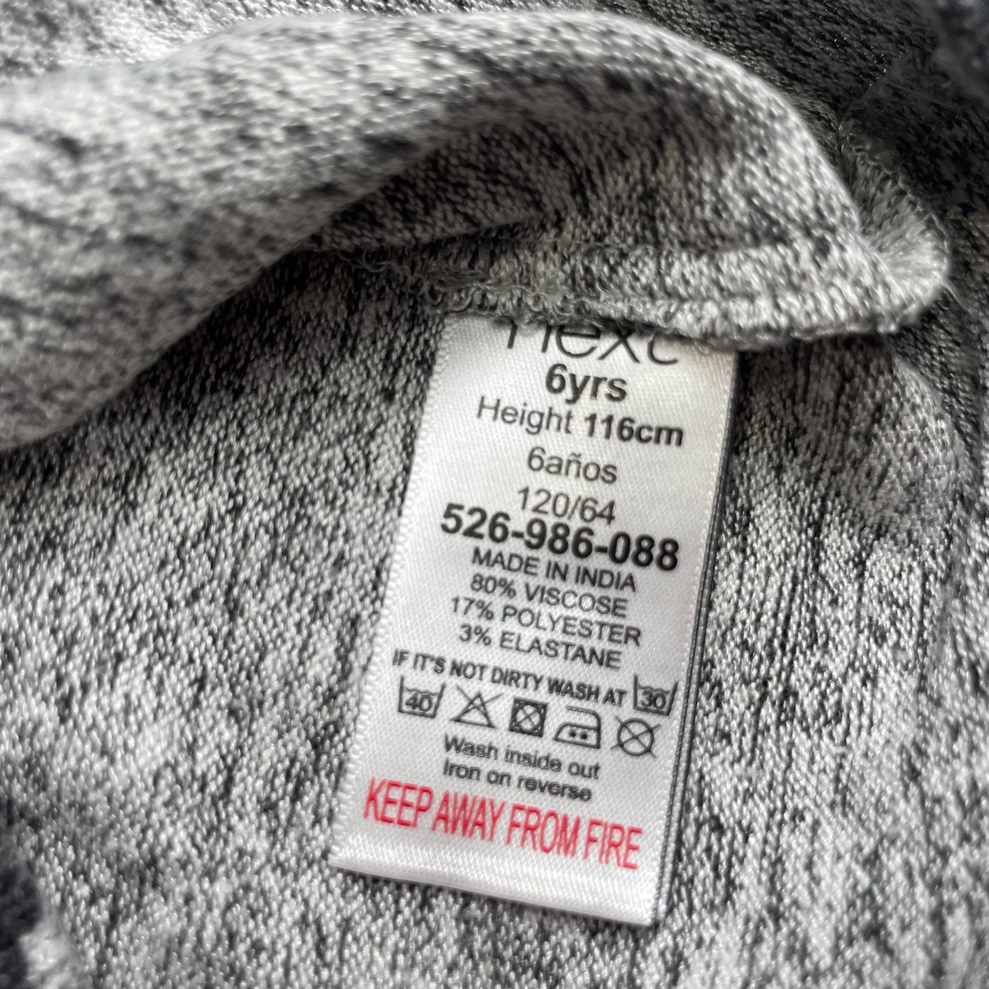 Grauer Pullover mit Zebramuster und Rüschen an den Schultern – label