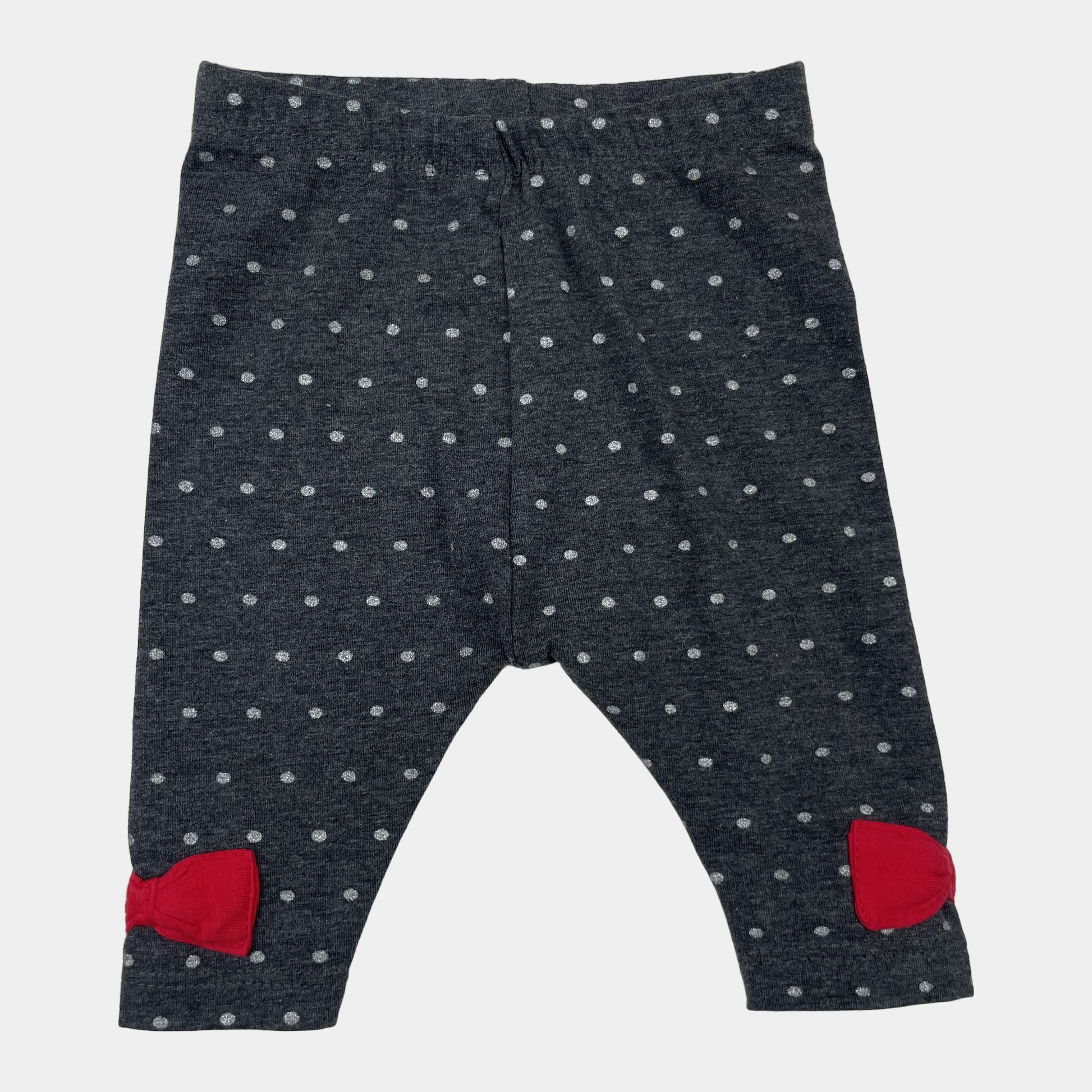 Graue Hose mit Punktmuster und roten Schleifendetails – front