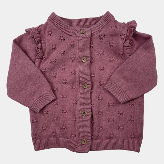 Lilafarbene Strickjacke für Babys mit Rüschen an den Schultern. – front