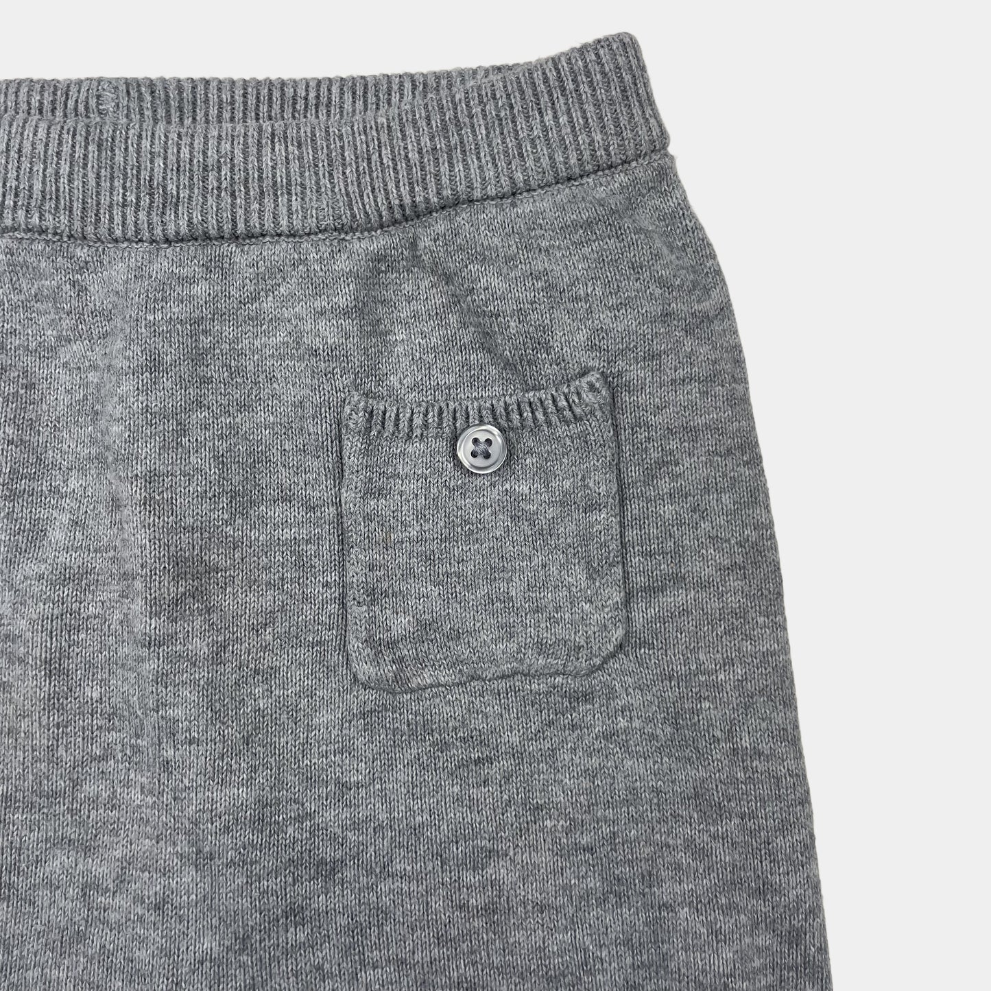 Graue Baumwollhose mit Tasche, Größe 6-9 Monate – detail