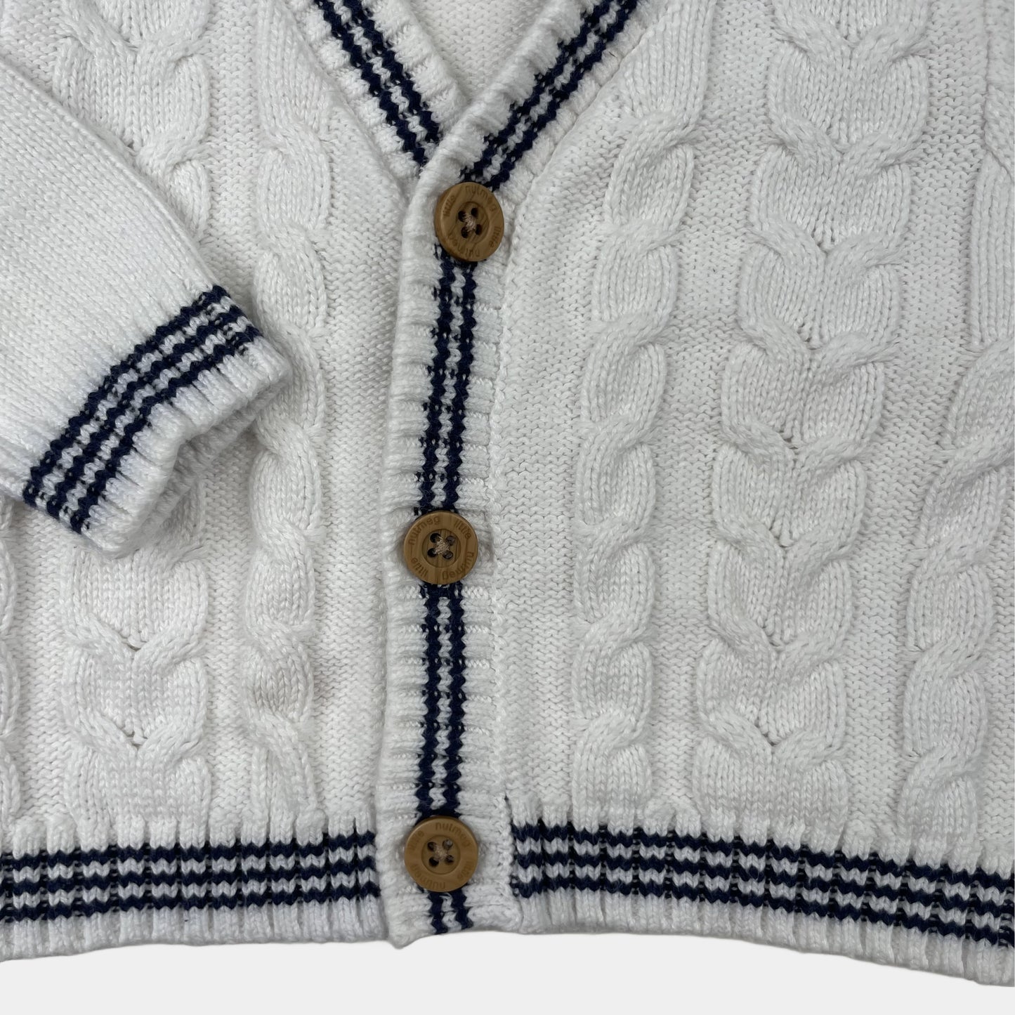 Weiße Strickjacke mit Knopfdetail von Nutmeg in Größe Newborn – detail