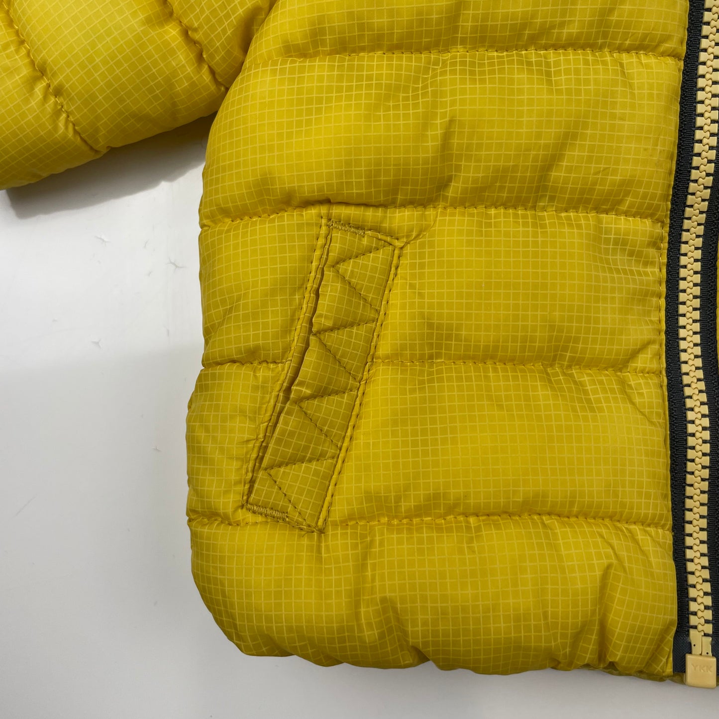 Gelbe Kapuzenjacke für Babys bis 3 Monate von Next – pocket