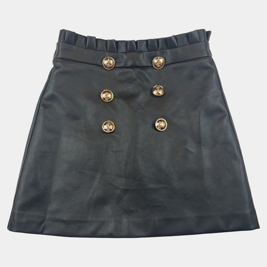 Schwarzer Kunstleder-Rock mit goldenen Zierknöpfen – front