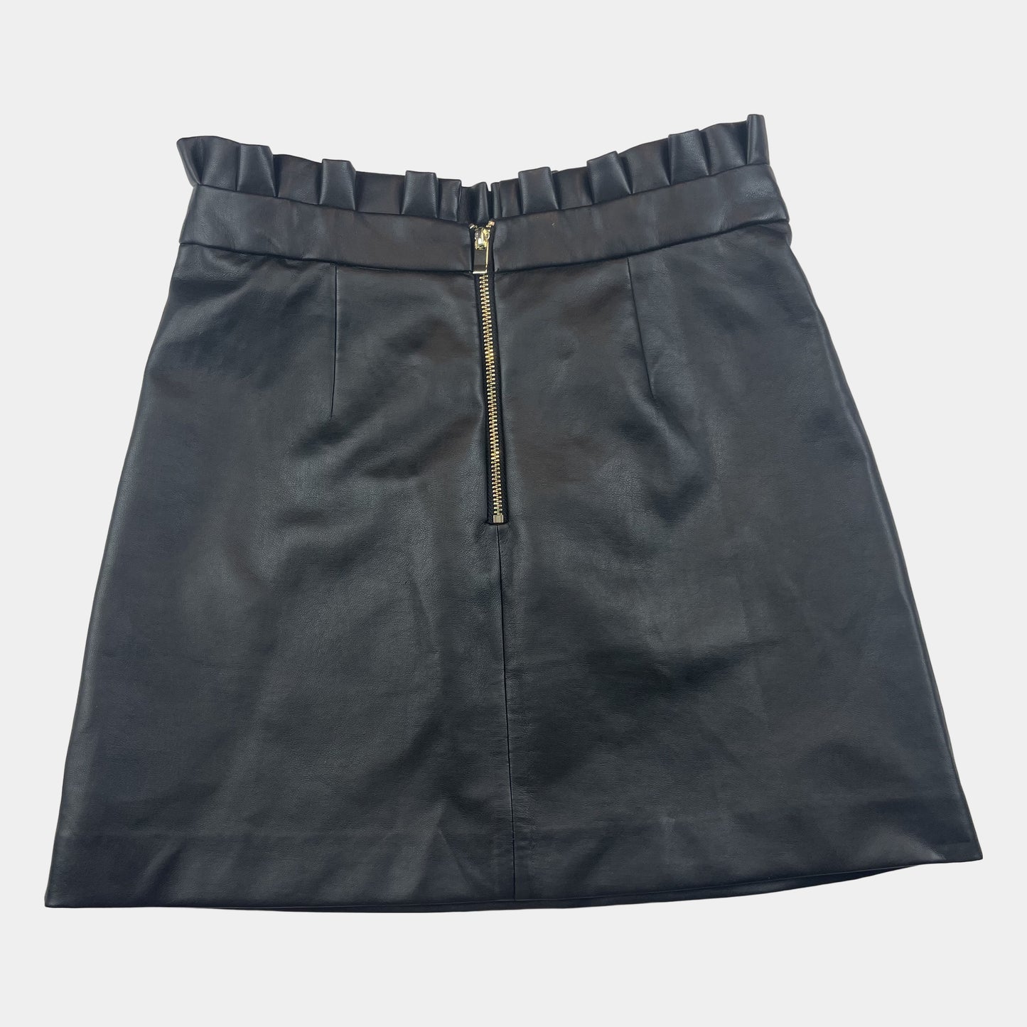 Schwarzer Kunstleder-Rock mit goldenen Zierknöpfen – back