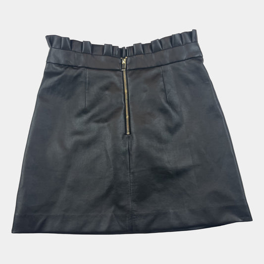 Schwarzer Kunstleder-Rock mit goldenen Zierknöpfen – back