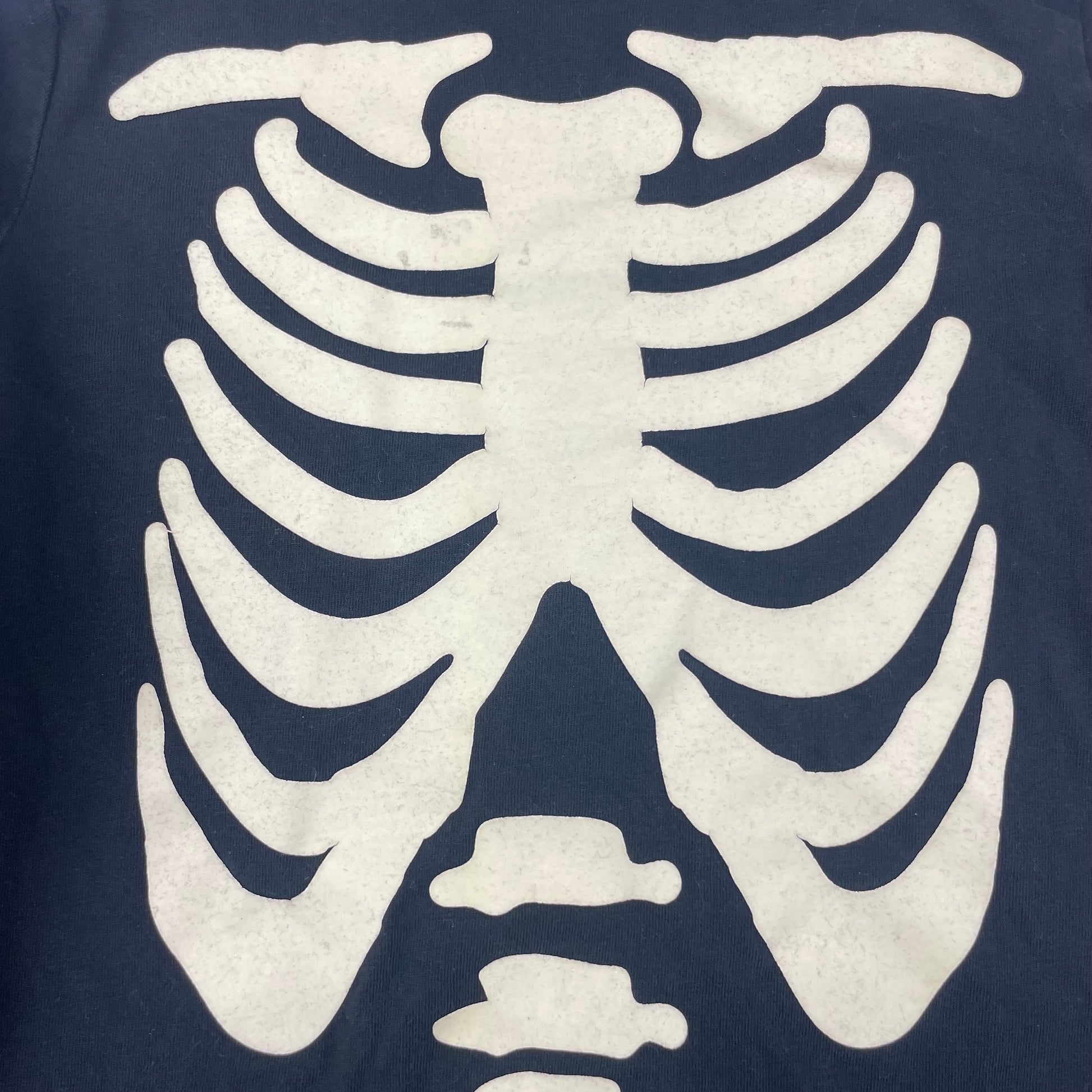 Schwarzer Baumwoll-Schlafanzug mit Skelett-Design für Kinder 5-6 Jahre – detail