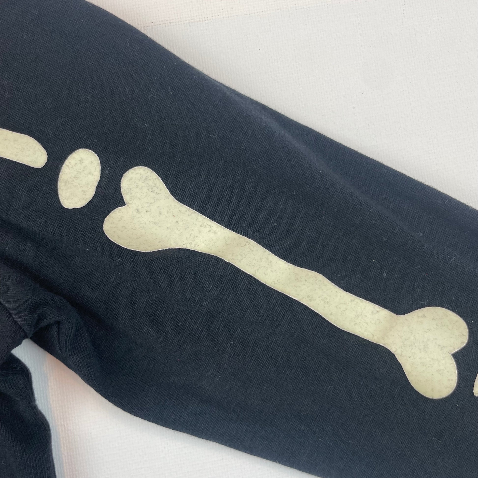 Schwarzer Baumwoll-Schlafanzug mit Skelett-Design für Kinder 5-6 Jahre – sleeve