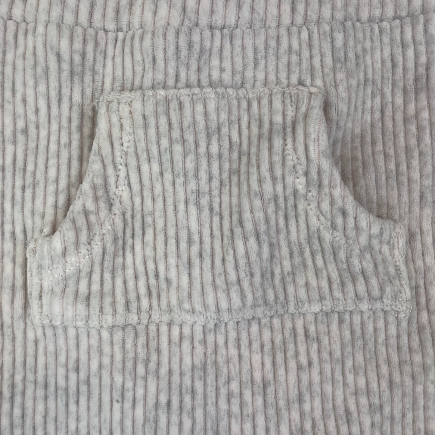 Graue Ripp-Hose für Kinder mit Bauchtasche von Tu, Größe 18-24 Monate. – detail