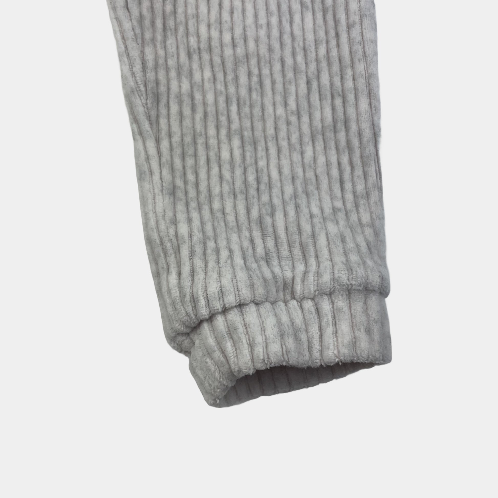 Graue Ripp-Hose für Kinder mit Bauchtasche von Tu, Größe 18-24 Monate. – flatlay