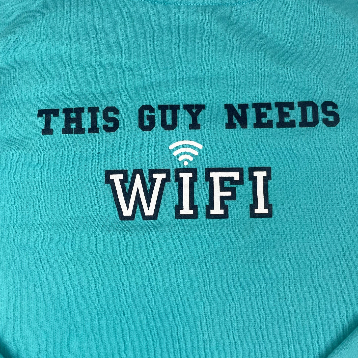 Türkisfarbenes Langarmshirt mit Aufdruck 'This Guy Needs Wifi'