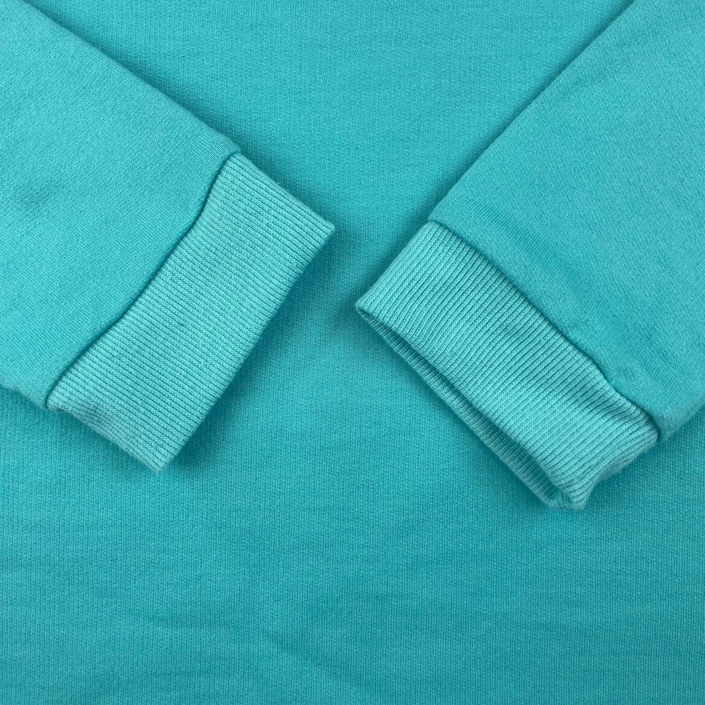 Türkisfarbenes Langarmshirt mit Aufdruck 'This Guy Needs Wifi' – detail