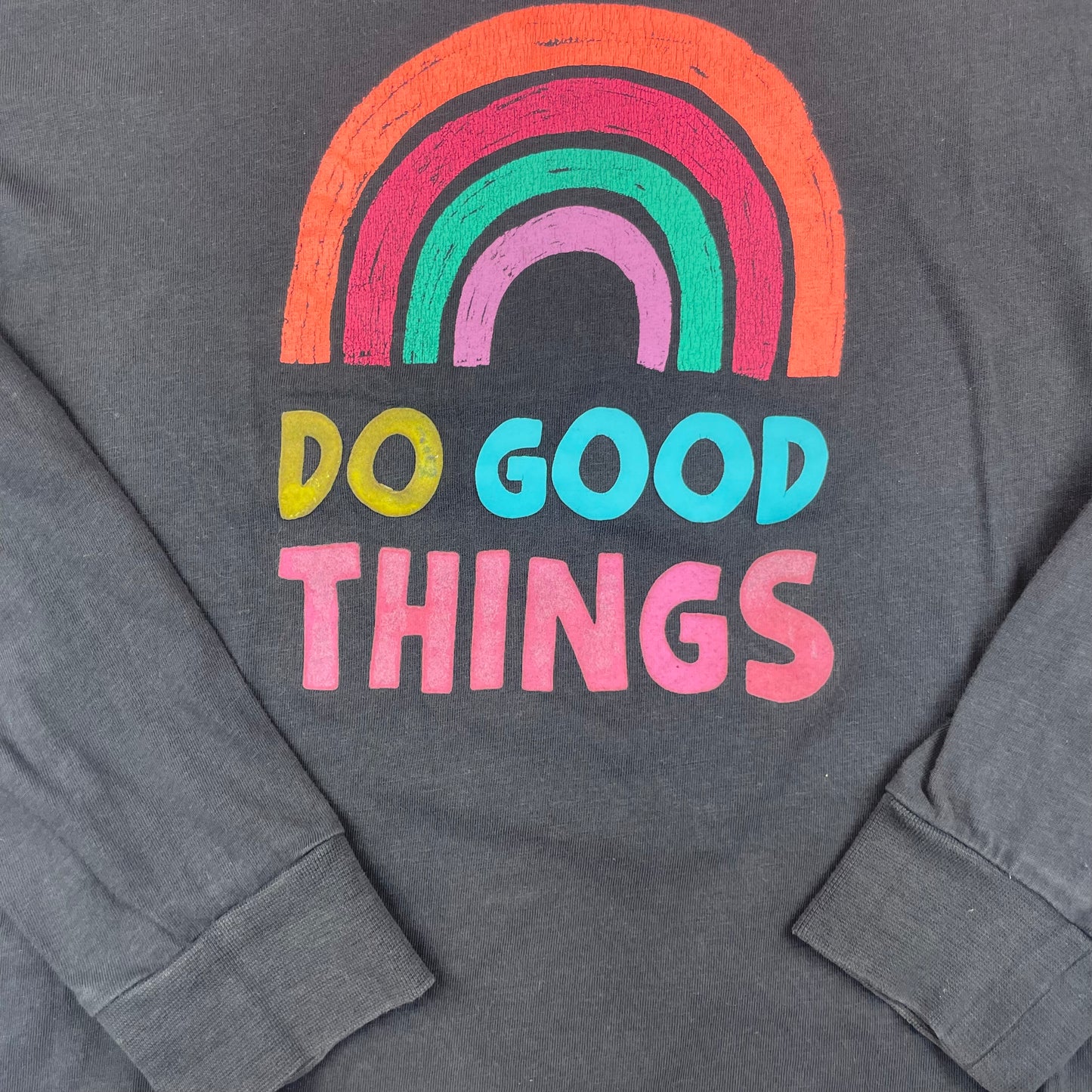 Grauer Baumwoll-Pullover mit Regenbogen-Print und Schriftzug 'Do Good Things' für Kinder. – detail