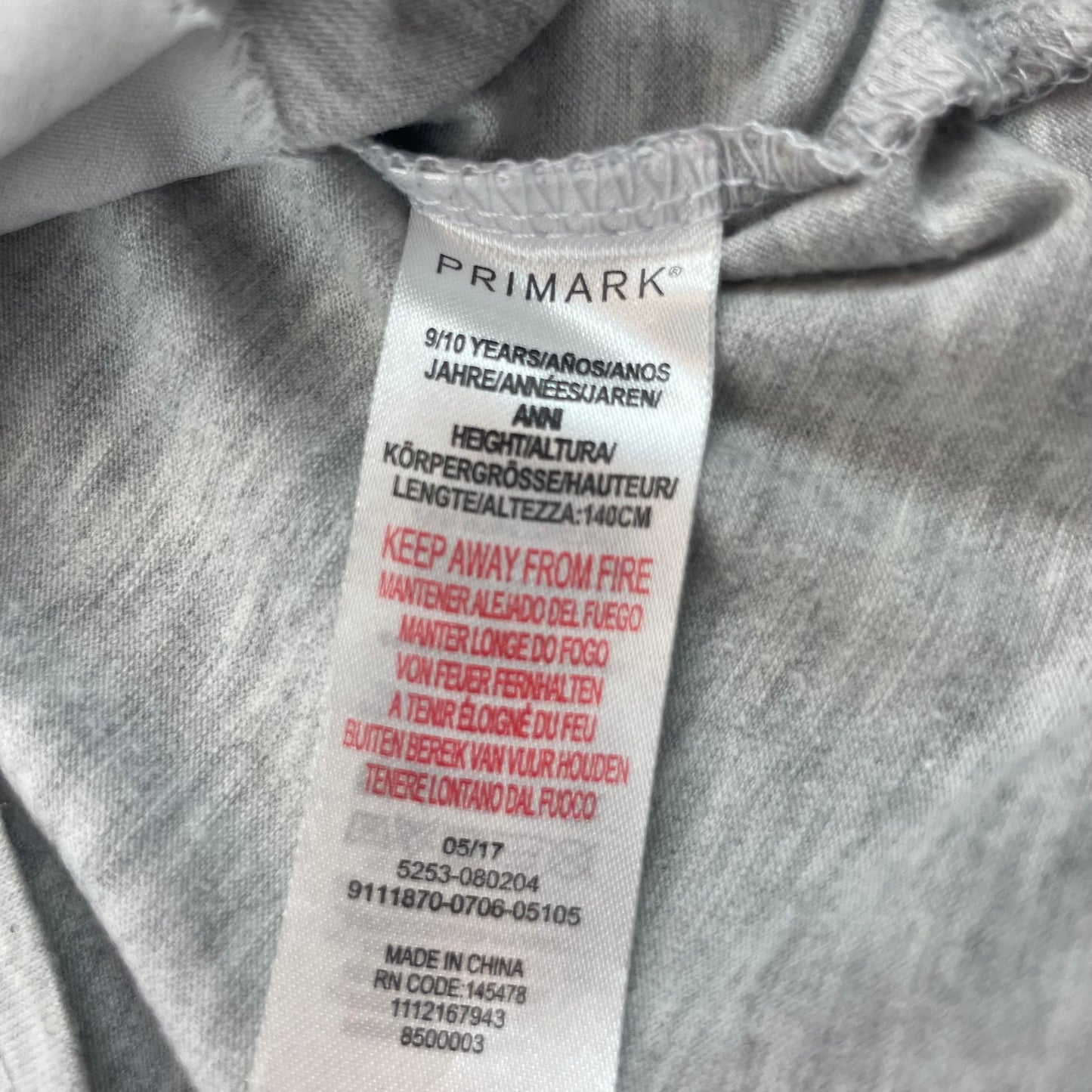 Grauer Pullover mit Pailletten-Sternmotiv für Kinder. – label