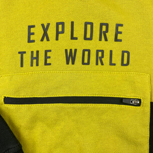 Grüner Hoodie mit Schriftzug "Explore the World" und Kapuze. – fabric