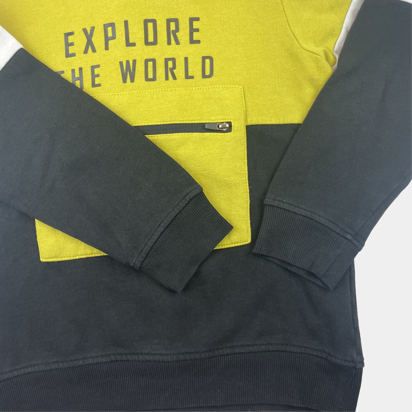 Grüner Hoodie mit Schriftzug "Explore the World" und Kapuze. – detail