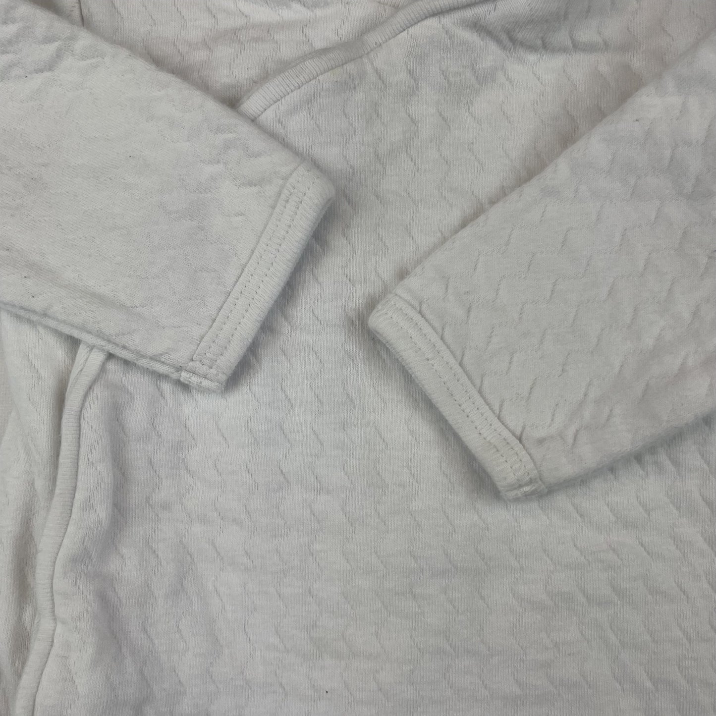 Weißer Schlafanzug für Babys 0-3 Monate mit Fußabdeckung – detail