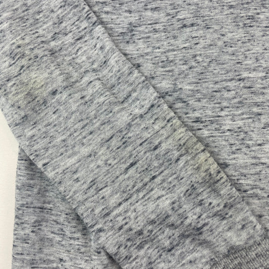 Grauer Pullover aus weichem Material mit Rundhalsausschnitt. – detail