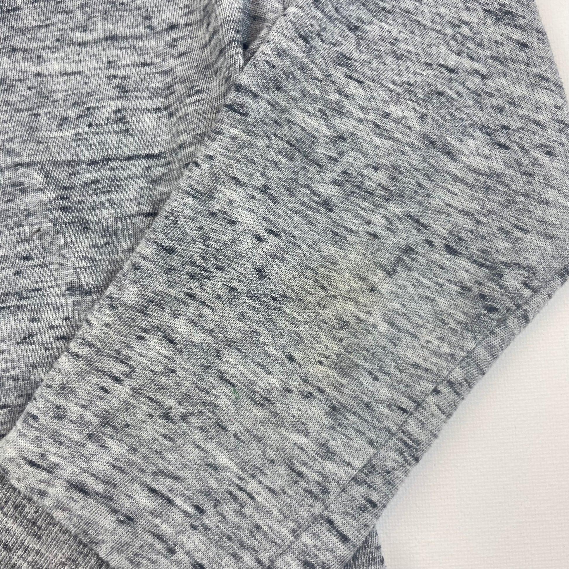 Grauer Pullover aus weichem Material mit Rundhalsausschnitt. – sleeve