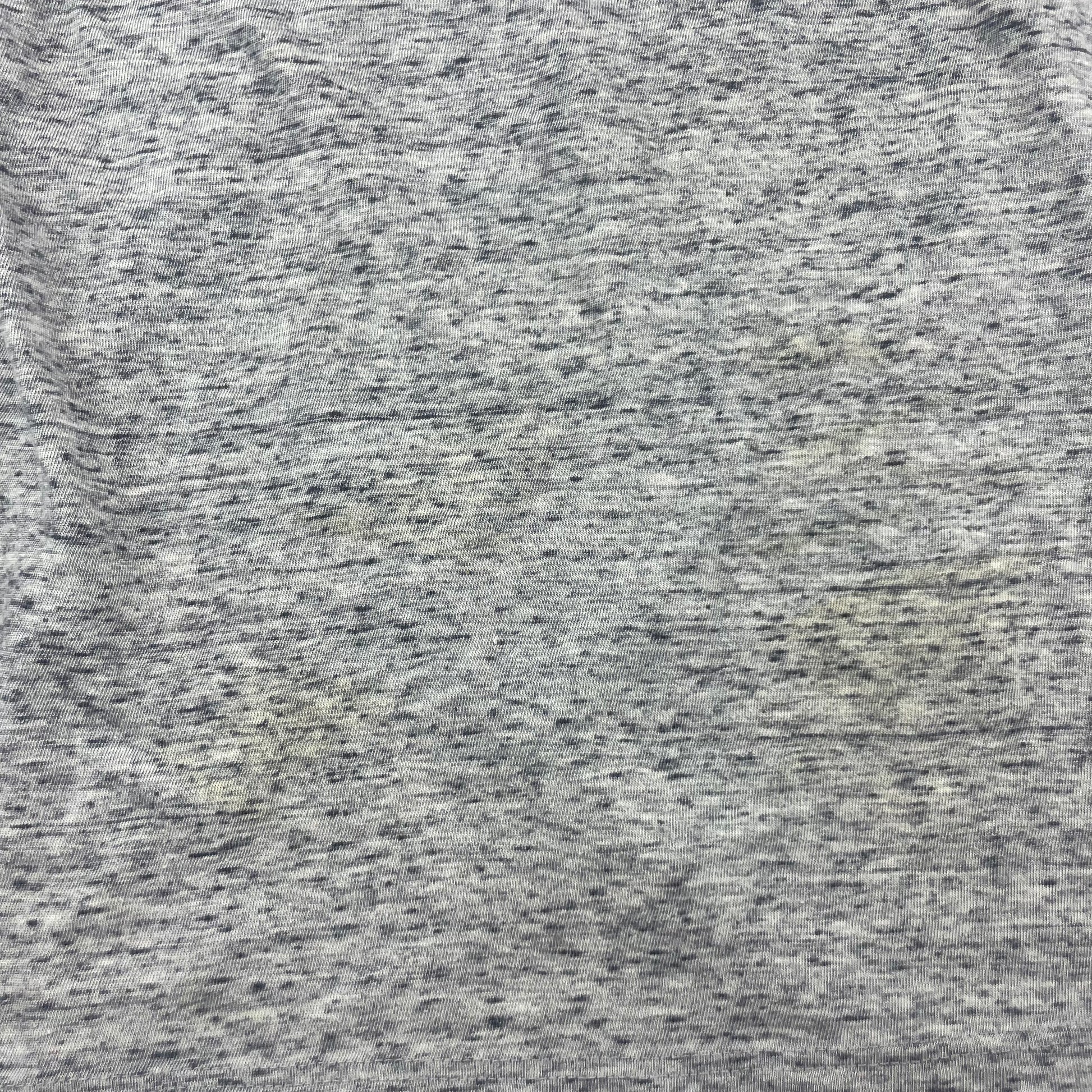 Grauer Pullover aus weichem Material mit Rundhalsausschnitt. – fabric