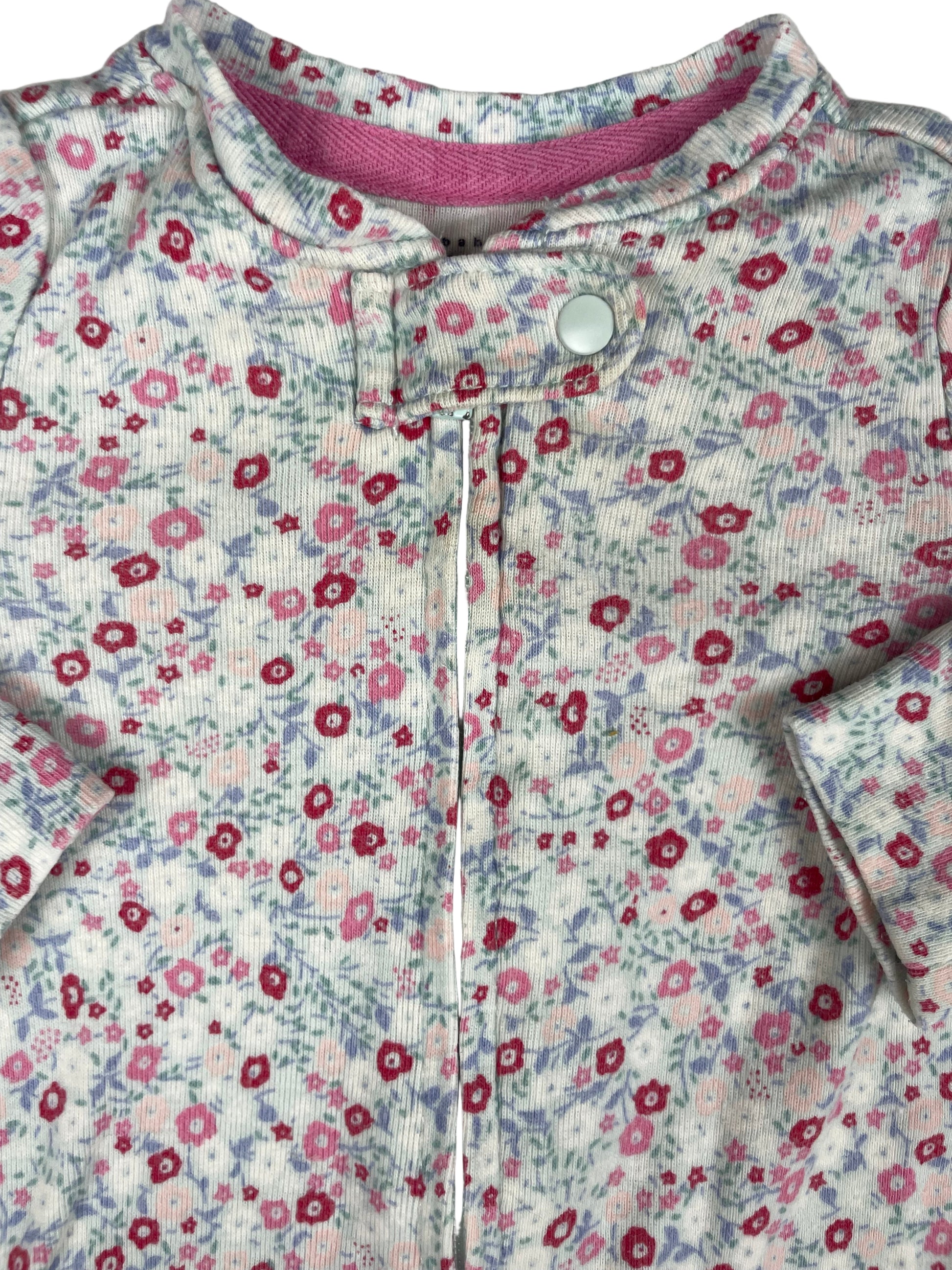 Blumen-Schlafanzug für Babys aus 100% Baumwolle mit Reißverschluss und Füßen – close‑up