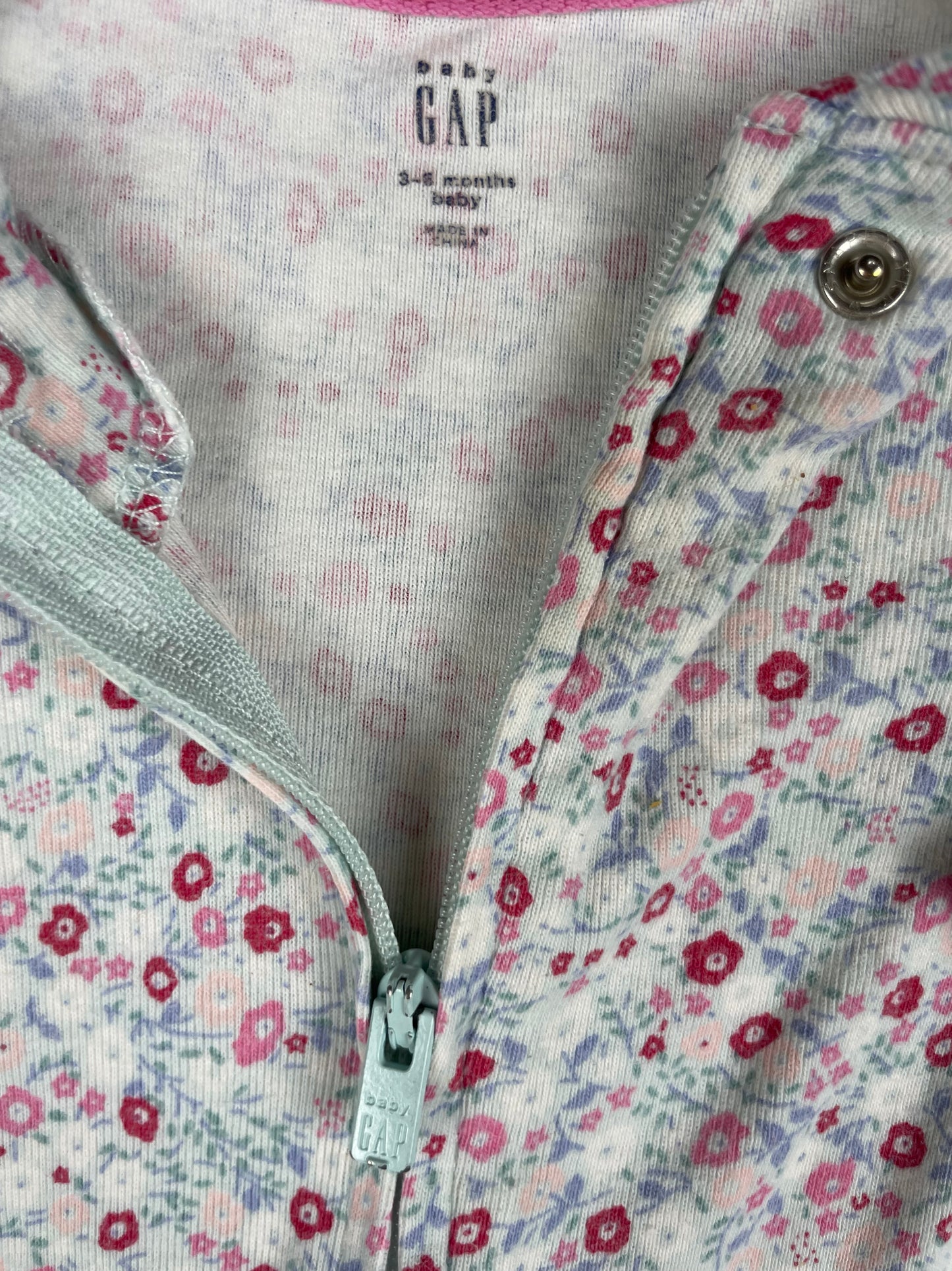 Blumen-Schlafanzug für Babys aus 100% Baumwolle mit Reißverschluss und Füßen – detail