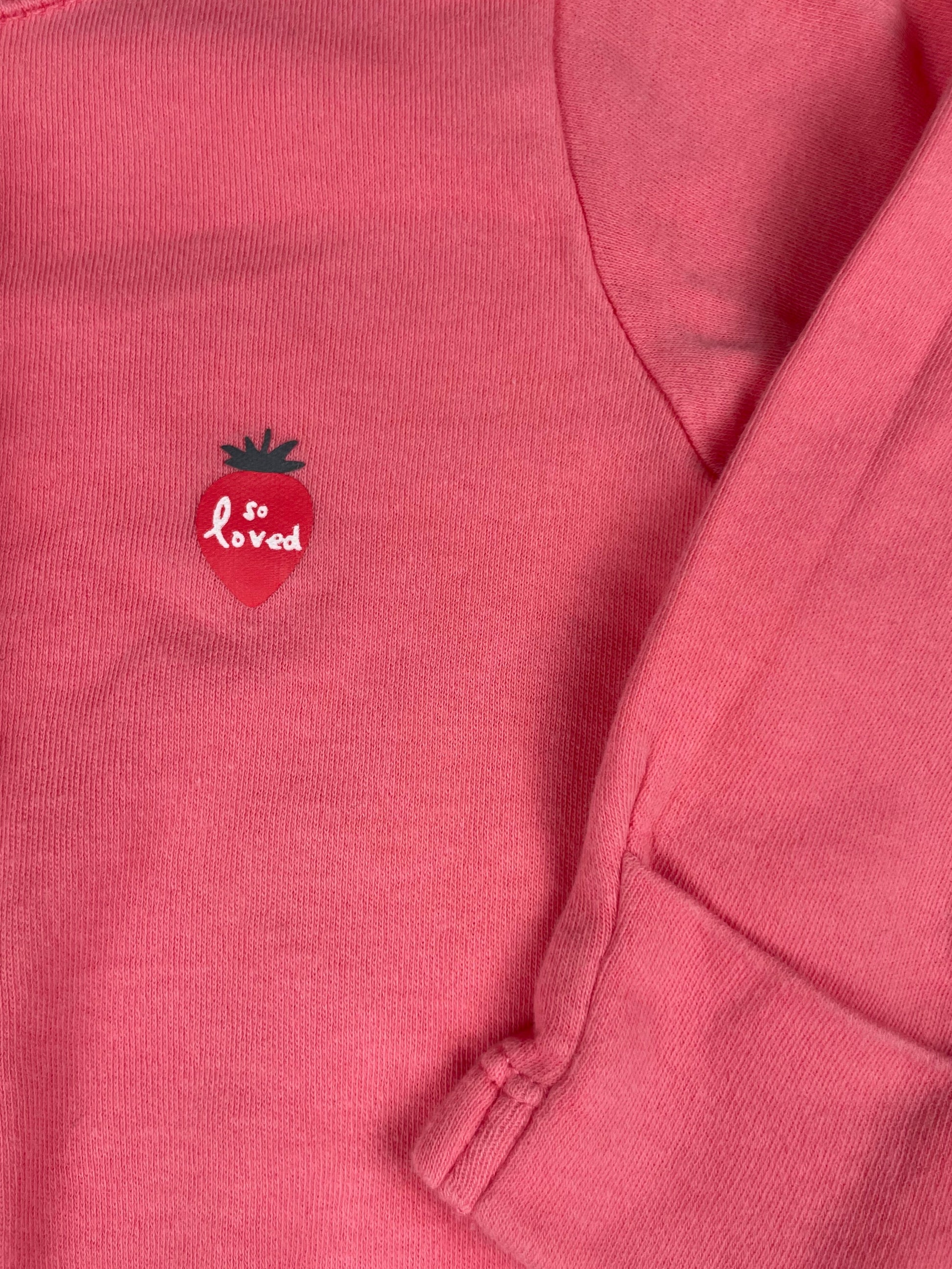 Rosa Baby-Schlafanzug mit Füßchen von George, Größe 6–9 Monate, 100% Baumwolle. – detail